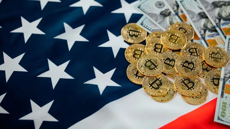 Bandeira dos EUA, moedas de Bitcoin e notas de dólar.