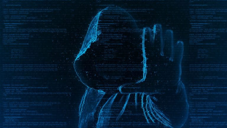 Silhueta de hacker criada com código.