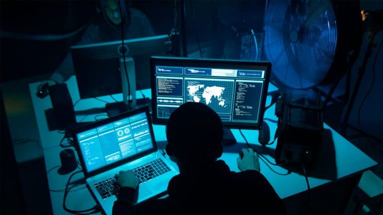Hackers planejando ataque de ransomware.