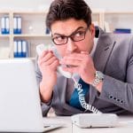Insider trading: Empresário vazando informações confidenciais por telefone.
