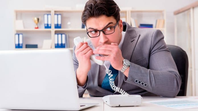 Insider trading: Empresário vazando informações confidenciais por telefone.
