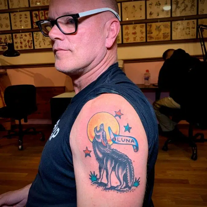 Mike Novogratz mostrando tatuagem da criptomoeda Terra (LUNA). Fonte: Twitter/Reprodução