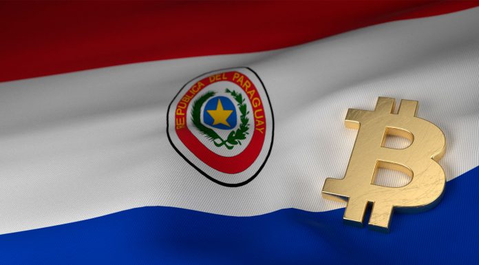 Logotipo do Bitcoin sobre bandeira do Paraguai.