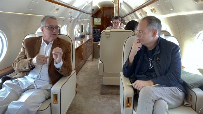 Ricardo Salinas Pliego e Max Keiser conversando dentro de um jato particular.