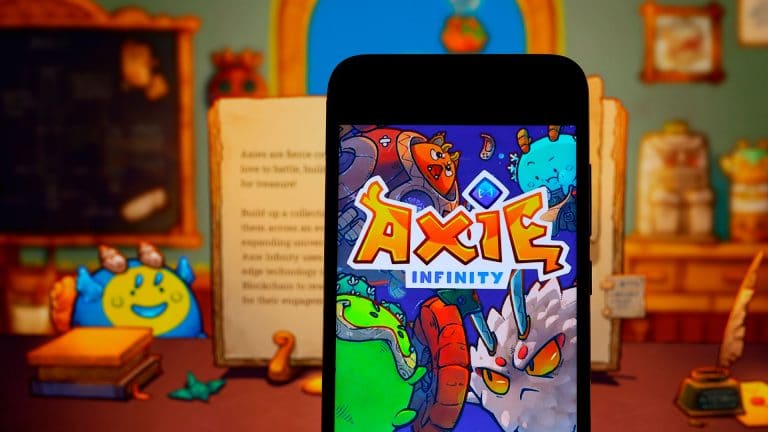 Smartphone mostrando o jogo Axie Infinity.
