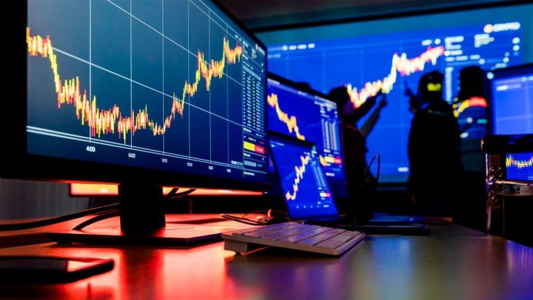 Espaço de trabalho de um trader de ações e criptomoedas.