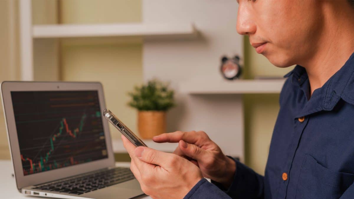 Trader vendendo criptomoedas.