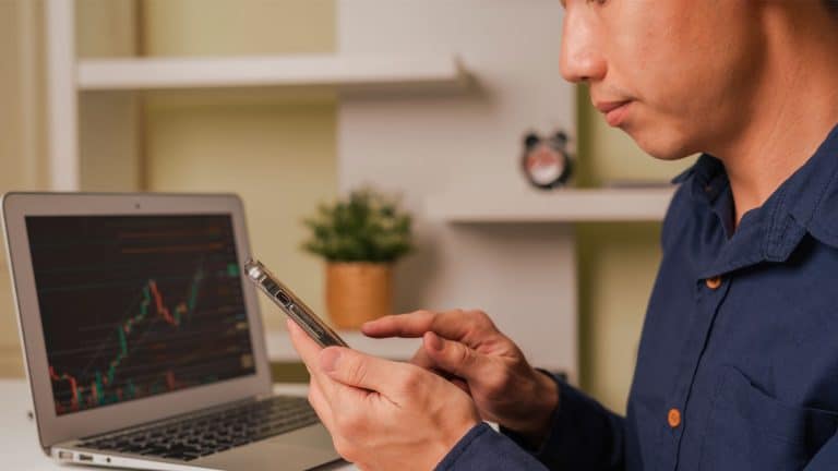 Trader vendendo criptomoedas.