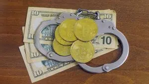Algemas próximo de bitcoin e notas de dólar