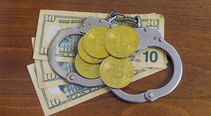 Algemas próximo de bitcoin e notas de dólar
