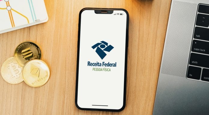 Aplicativo da Receita Federal do Brasil RFB ao lado de criptomoedas Bitcoin Ethereum e Solana
