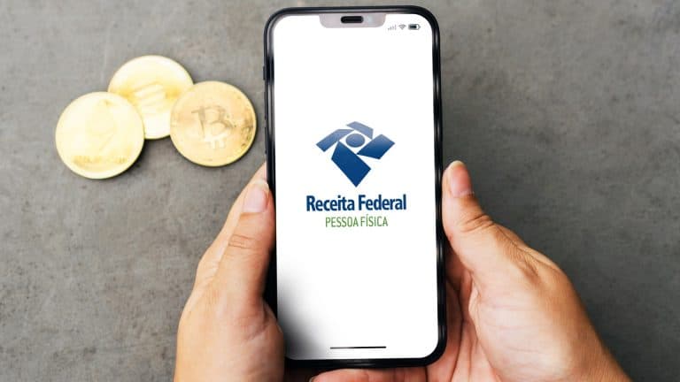 Aplicativo da Receita Federal do Brasil ao lado de criptomoedas