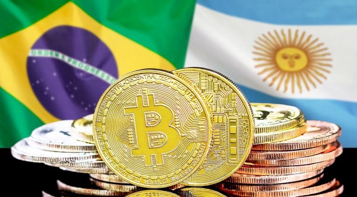 Bandeira do Brasil e Argentina próximo do Bitcoin