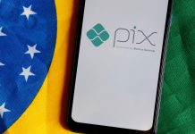 Bandeira do Brasil próximo de aplicativo com imagem do PIX, do Banco Central