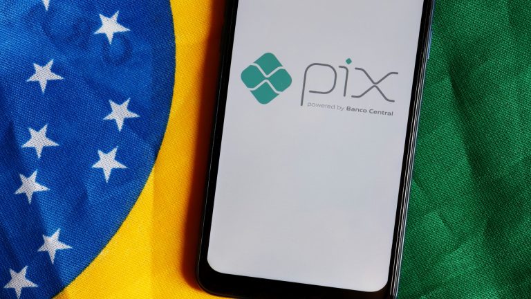 Bandeira do Brasil próximo de aplicativo com imagem do PIX, do Banco Central