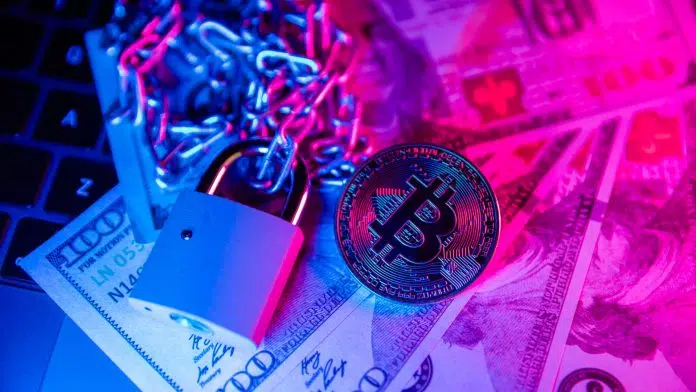 Bitcoin com corrente e cadeado em dinheiro