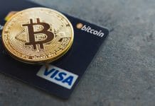 Cartão Visa com escrita de Bitcoin