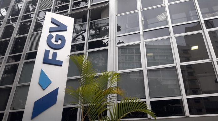 Close do letreiro e logotipo da Fundação Getúlio Vargas (FGV)