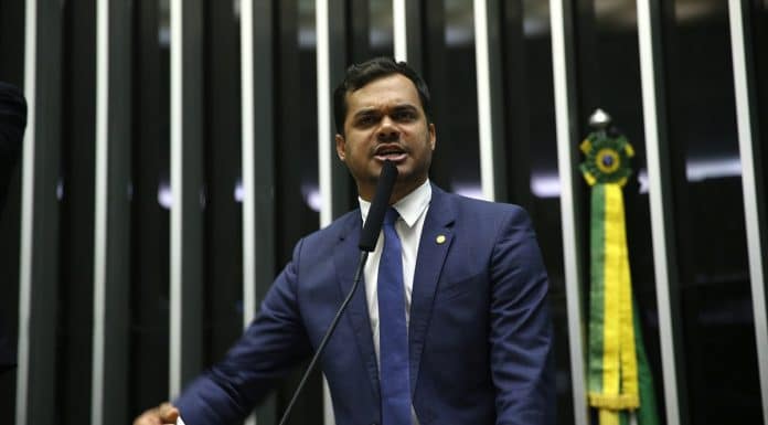 Deputado Federal Expedito Netto na tribuna da Câmara relator de projeto de criptomoedas para brasileiros