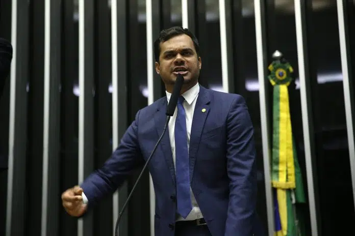 Deputado Federal Expedito Netto na tribuna da Câmara relator de projeto de criptomoedas para brasileiros