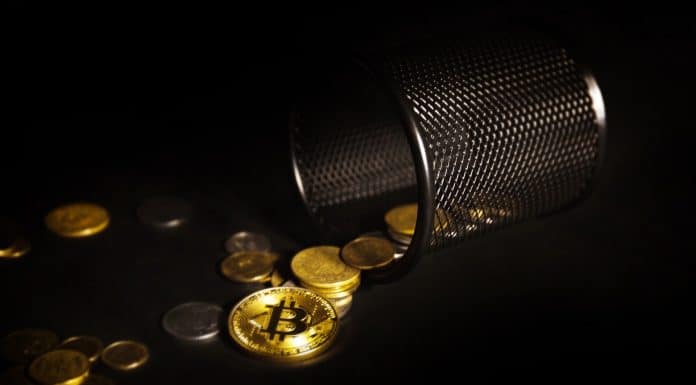 Dinheiro Bitcoin caído
