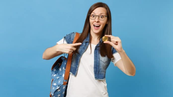 Estudante apontando para o Bitcoin