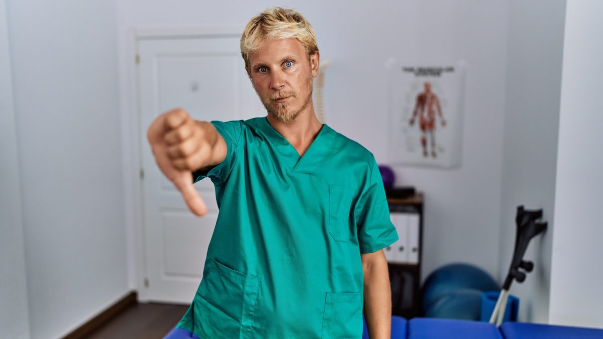 Fisioterapeuta com sinal negativo na mão