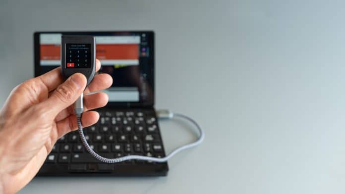 Imagem de carteira de Bitcoin conectada em computador