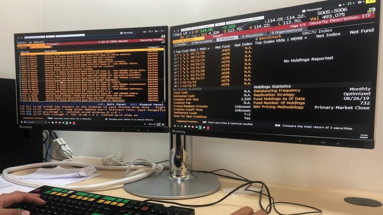 Investidor do mercado de ações usando a ferramenta Terminal Bloomberg para olhar o mercado