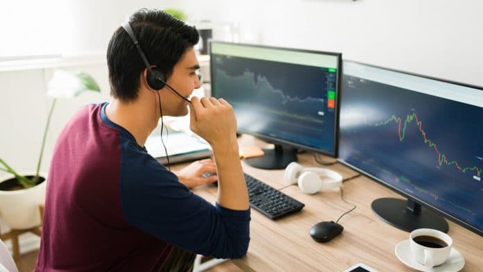 Jovem investidor de criptomoedas