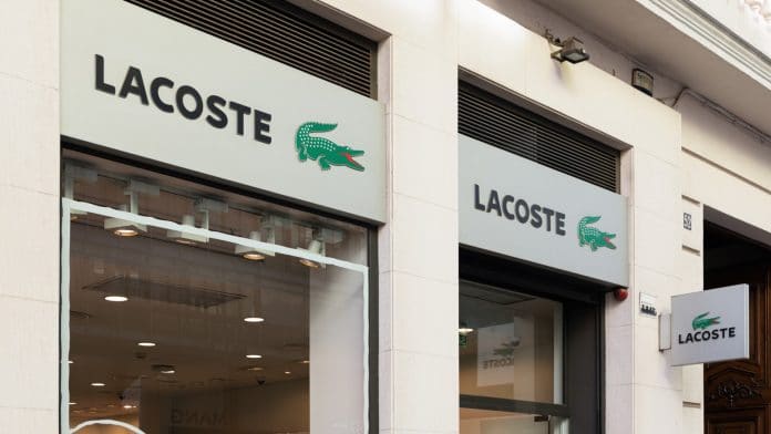 Lacoste é uma empresa francesa de vestuário que vende roupas e acessórios