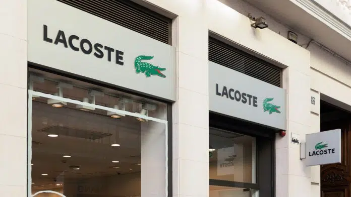 Lacoste é uma empresa francesa de vestuário que vende roupas e acessórios