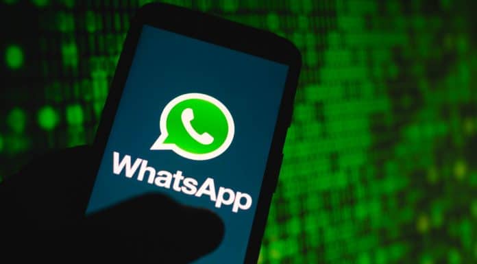 Logo do WhatsApp visto exibido em um smartphone