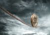 Moeda Bitcoin equilibrando na corda sobre céu dramático