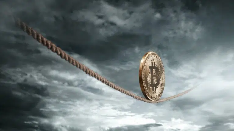 Moeda Bitcoin equilibrando na corda sobre céu dramático