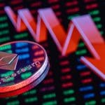 Moeda Ethereum no fundo de uma grande seta vermelha apontando para baixo