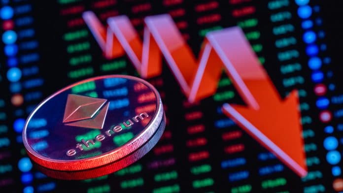 Moeda Ethereum no fundo de uma grande seta vermelha apontando para baixo