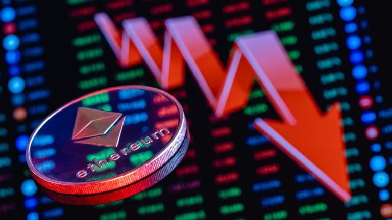 Moeda Ethereum no fundo de uma grande seta vermelha apontando para baixo