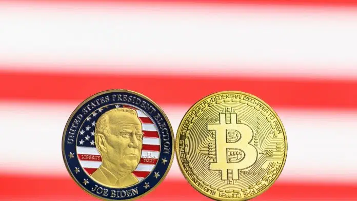 Moeda bitcoin ao lado de moeda com rosto do presidente dos EUA, Joe Biden