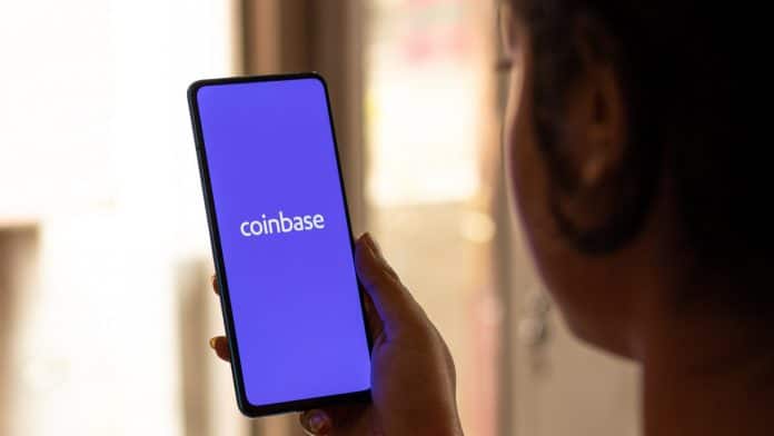 Mulher observando aplicativo da Coinbase