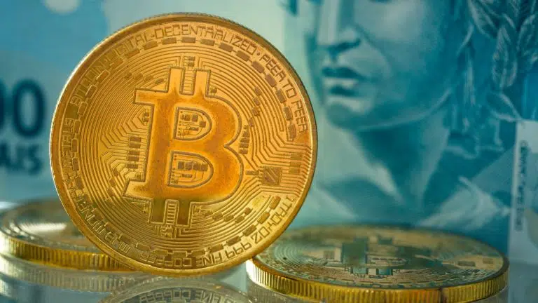Nota de real e moedas bitcoin