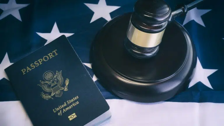 Passaporte dos EUA sobre bandeira e próximo de martelo da lei