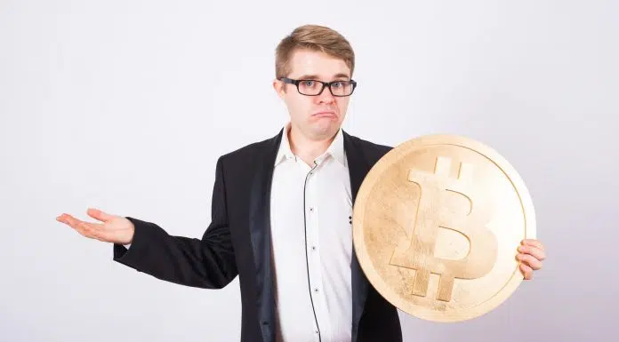 Retrato de um empresário com bitcoin em seus braços operando no mercado