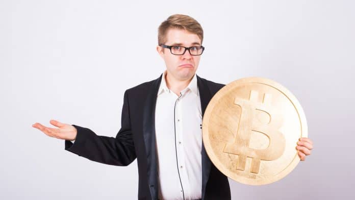 Retrato de um empresário com bitcoin em seus braços operando no mercado