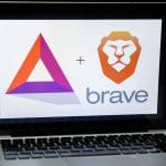Token BAT ao lado do navegador Brave em computador