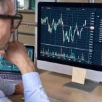 Trader de bitcoin olhando para gráficos