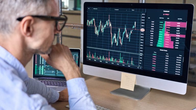 Trader de bitcoin olhando para gráficos