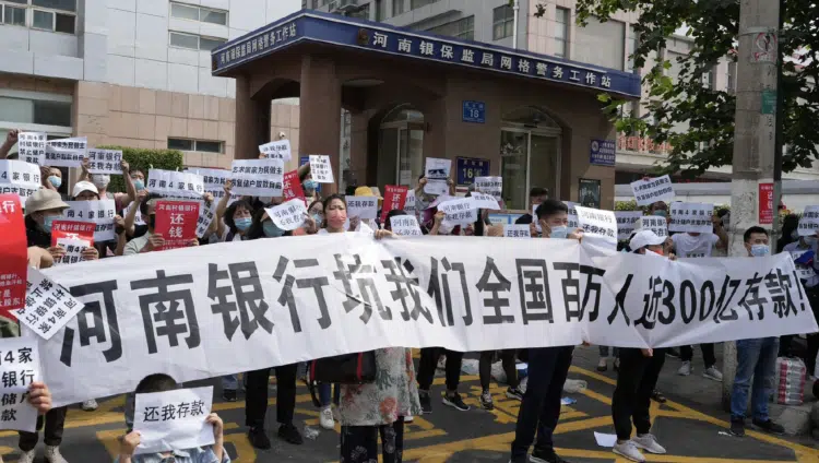 Bancos da China bloqueiam saques e clientes protestam em todo país