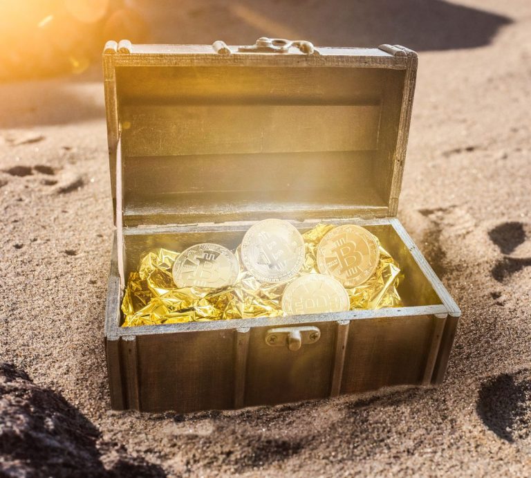 Baú com bitcoins.