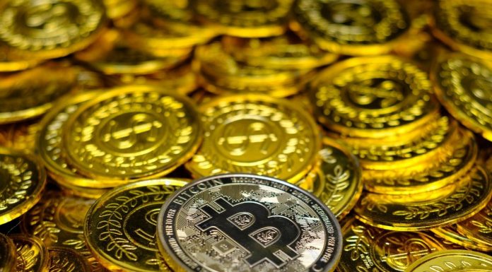 Bitcoin cercado por outras moedas.